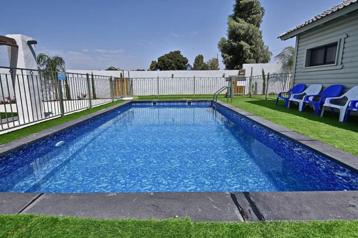 בריכה אחוזת אודליה צימר בדלתון חצר