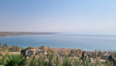 לינה חוף נווה מדבר